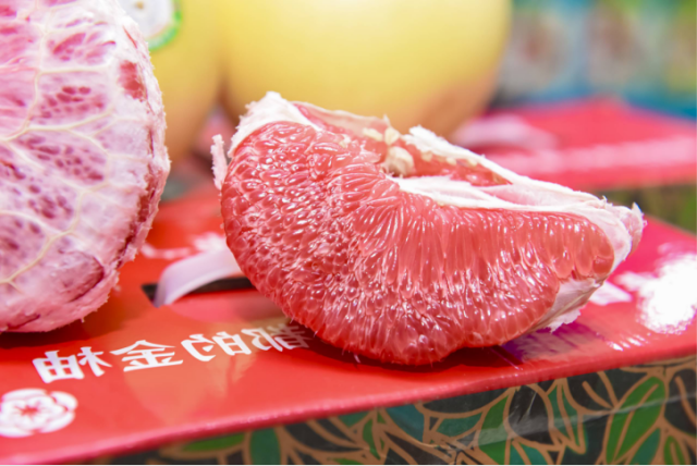 果肉饱满！广东展团带来了当季的梅州蜜柚