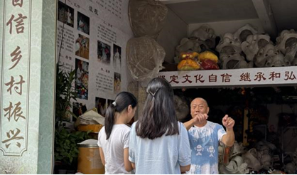 “佛意鹤韵”三下乡社会实际团队成员采访佛鹤狮头制作传承人叶兢循。南农