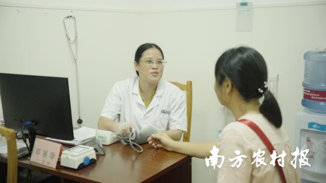 门诊医生耐心与患者沟通。