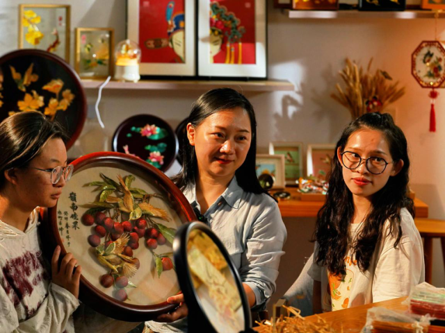 郑烨娃和自己的两个徒弟展示《岭南佳果》。