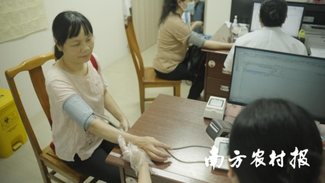 患者在门诊内接受诊疗。