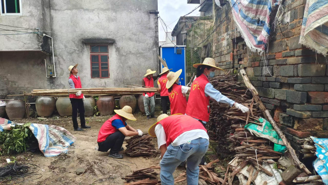 粤海高速机关团员青年赴高州市曹江镇荷垌村落睁开村落子情景整治被迫效率。