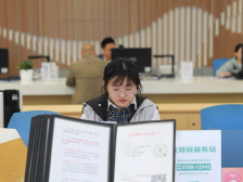 窗口里的袖珍少女：微曲脊梁，不屈青春｜莞邑人物周刊