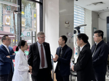 有关中医药服务建设，世界卫生组织一行到天河这一社卫中心调研