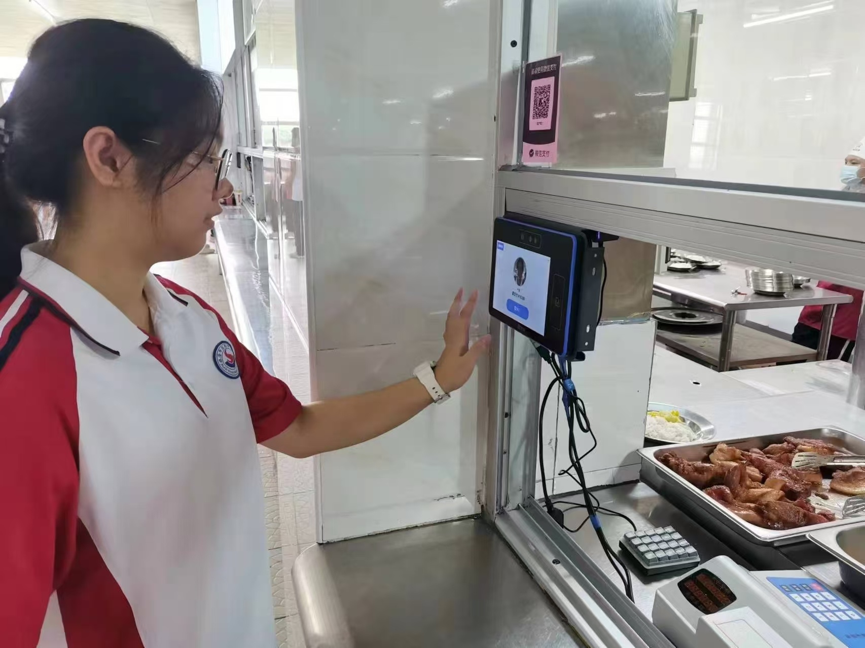食堂窗口新增人脸识别刷脸消费功能。
