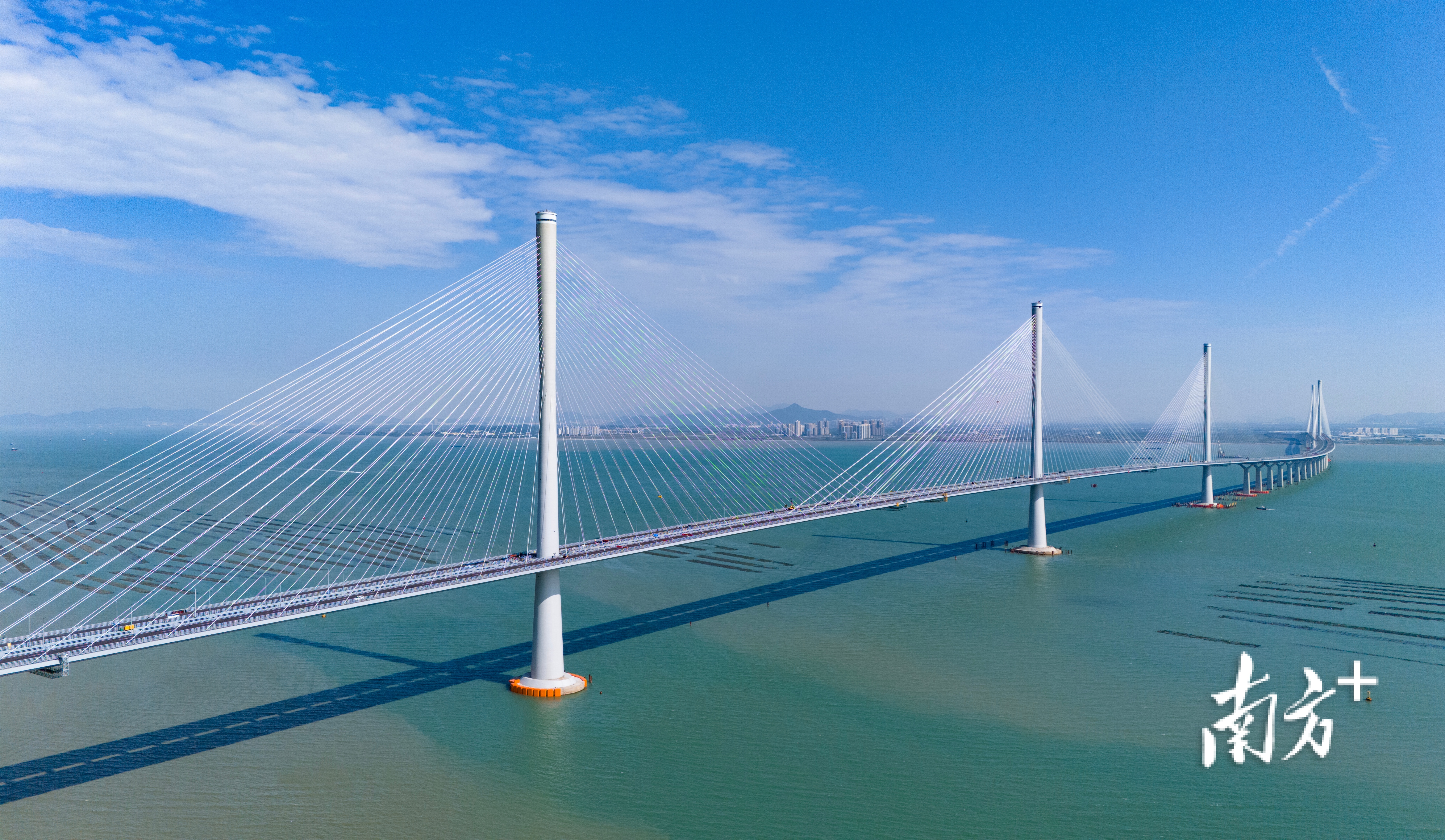 黄茅海跨海大桥跨径720米，是世界跨径最大的三塔斜拉公路桥。&nbsp;