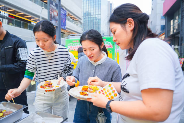 “品薯官”认真品尝甘薯并投票。