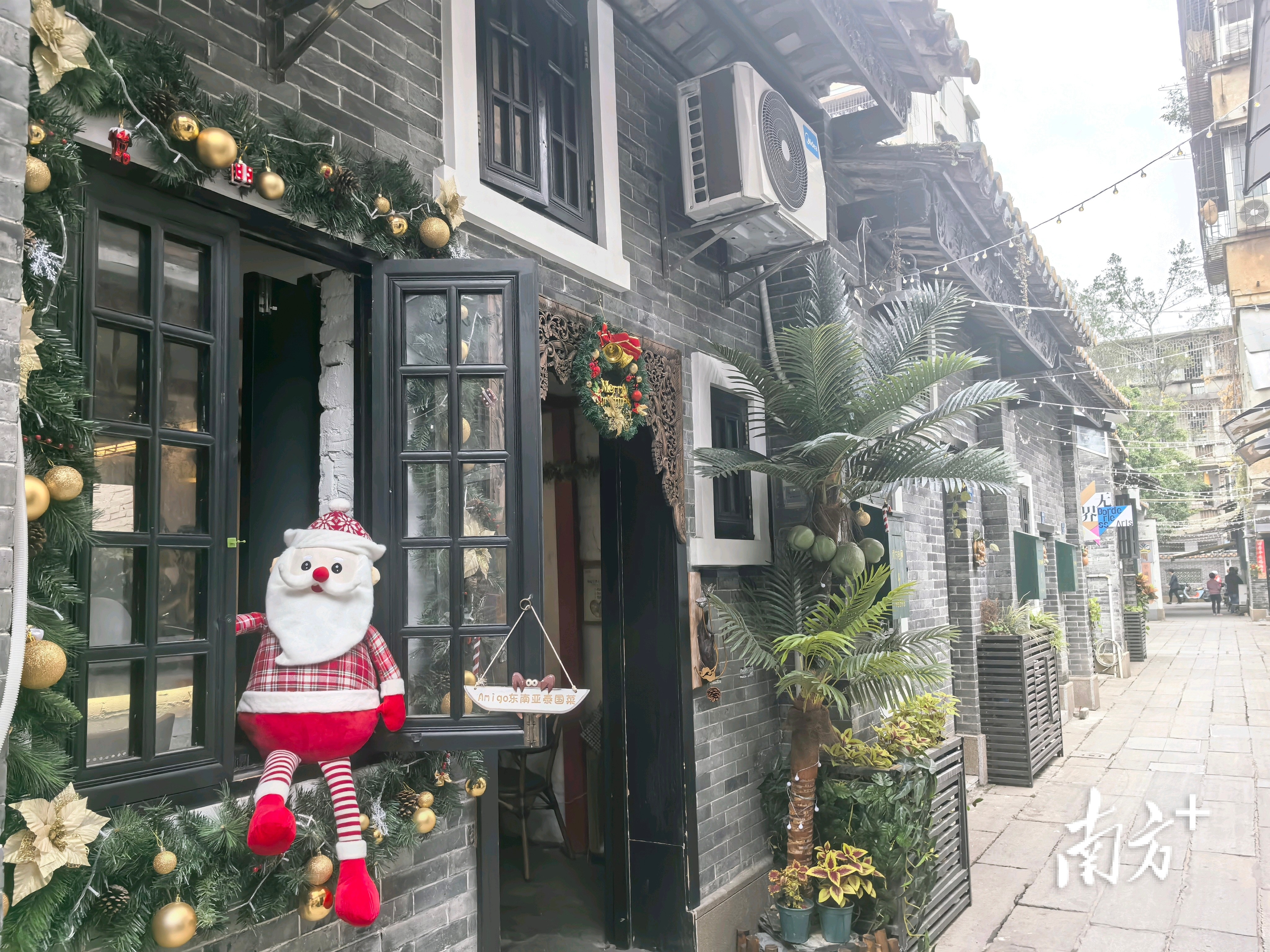 年轻人以全新的文化运营理念和商业模式，加速了片区的更新活化。&nbsp; 阎锋 摄