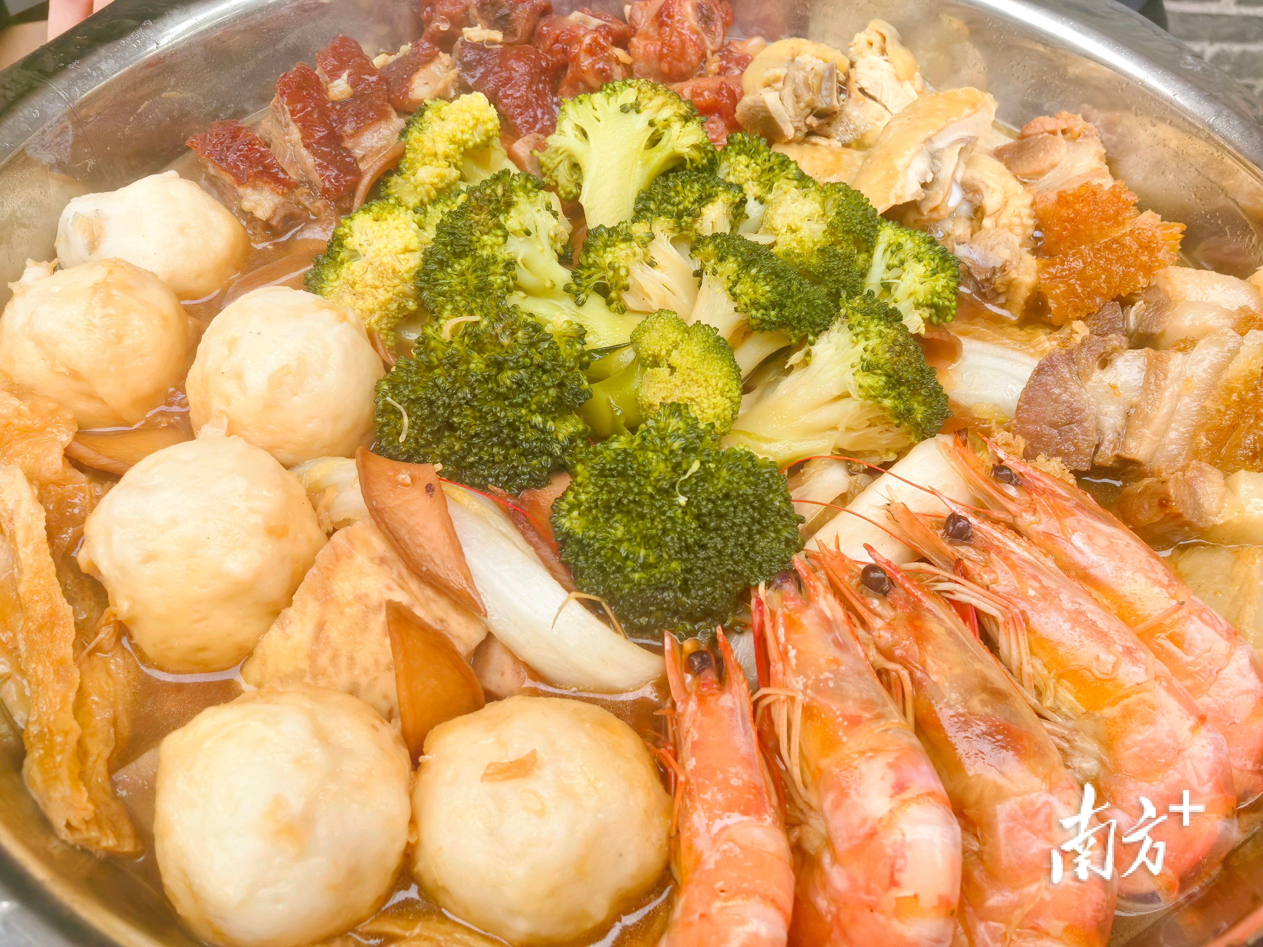 热腾腾的盆菜都是商家捐赠的。&nbsp; 阎锋 摄