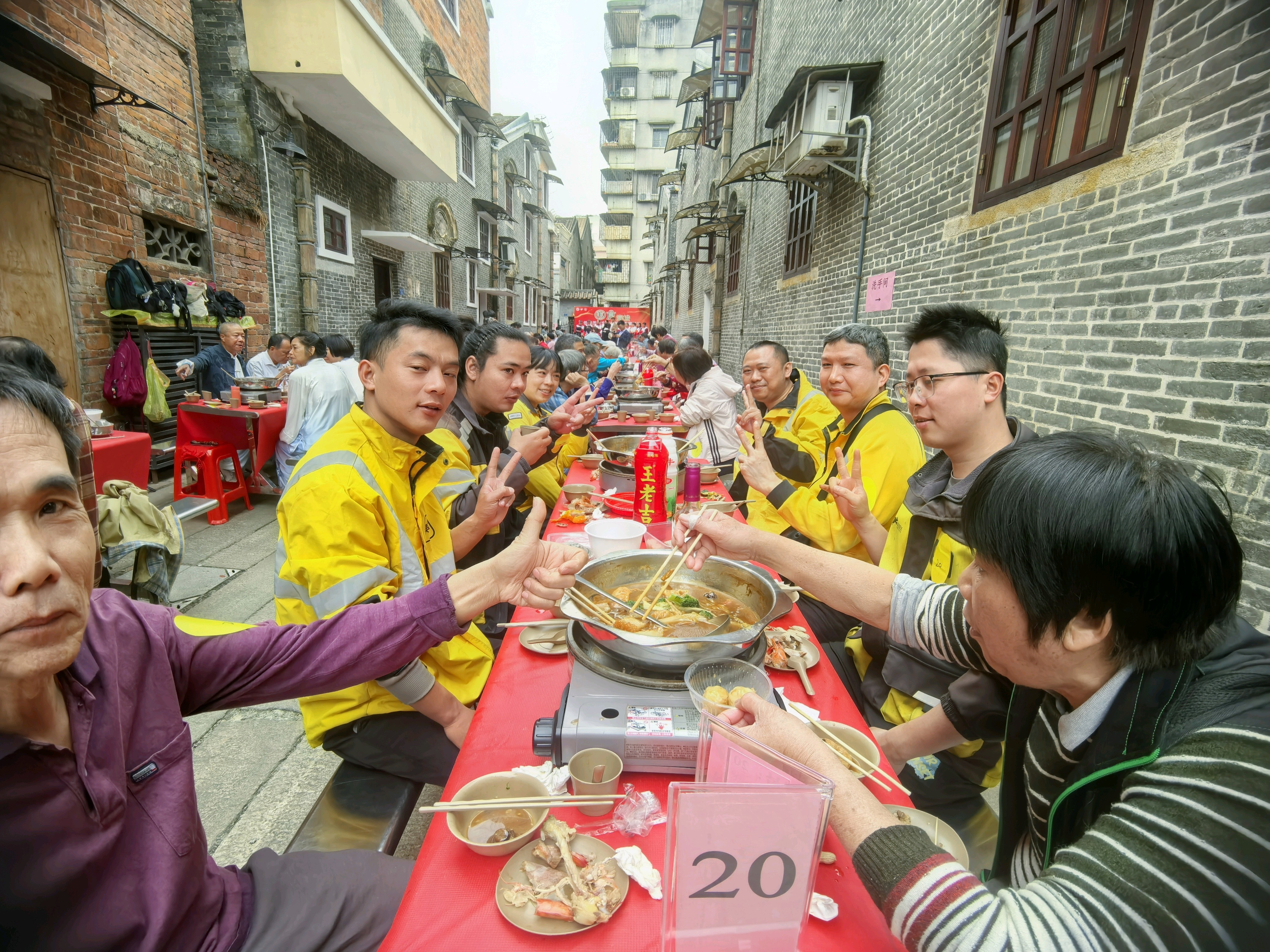 原住民、新商家、快递小哥、志愿者等凝聚成“一家人”。阎锋 摄