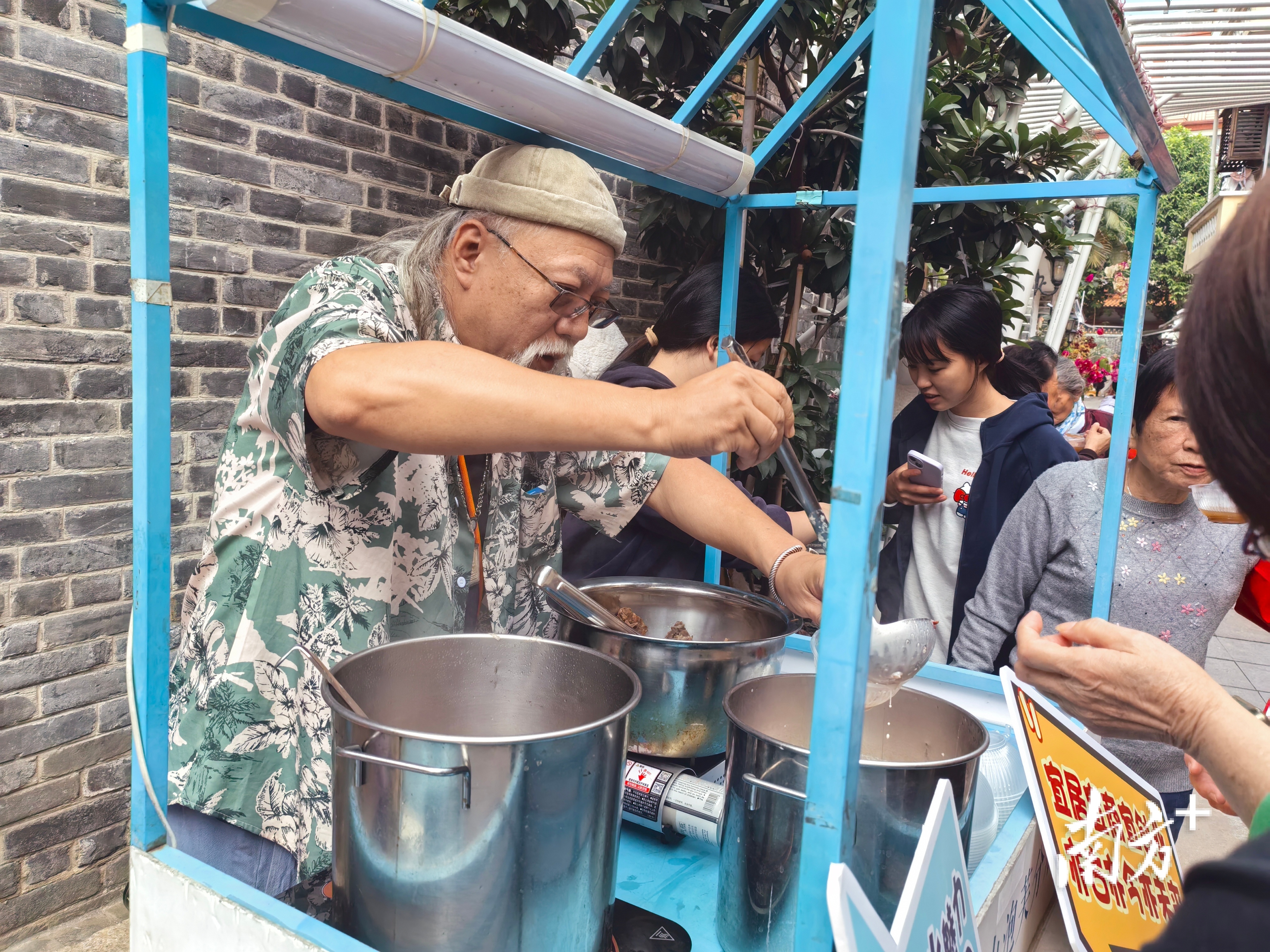 在舍人前街开设Amigo酉余舍泰国菜的香港老板也来助力。&nbsp; 阎锋 摄