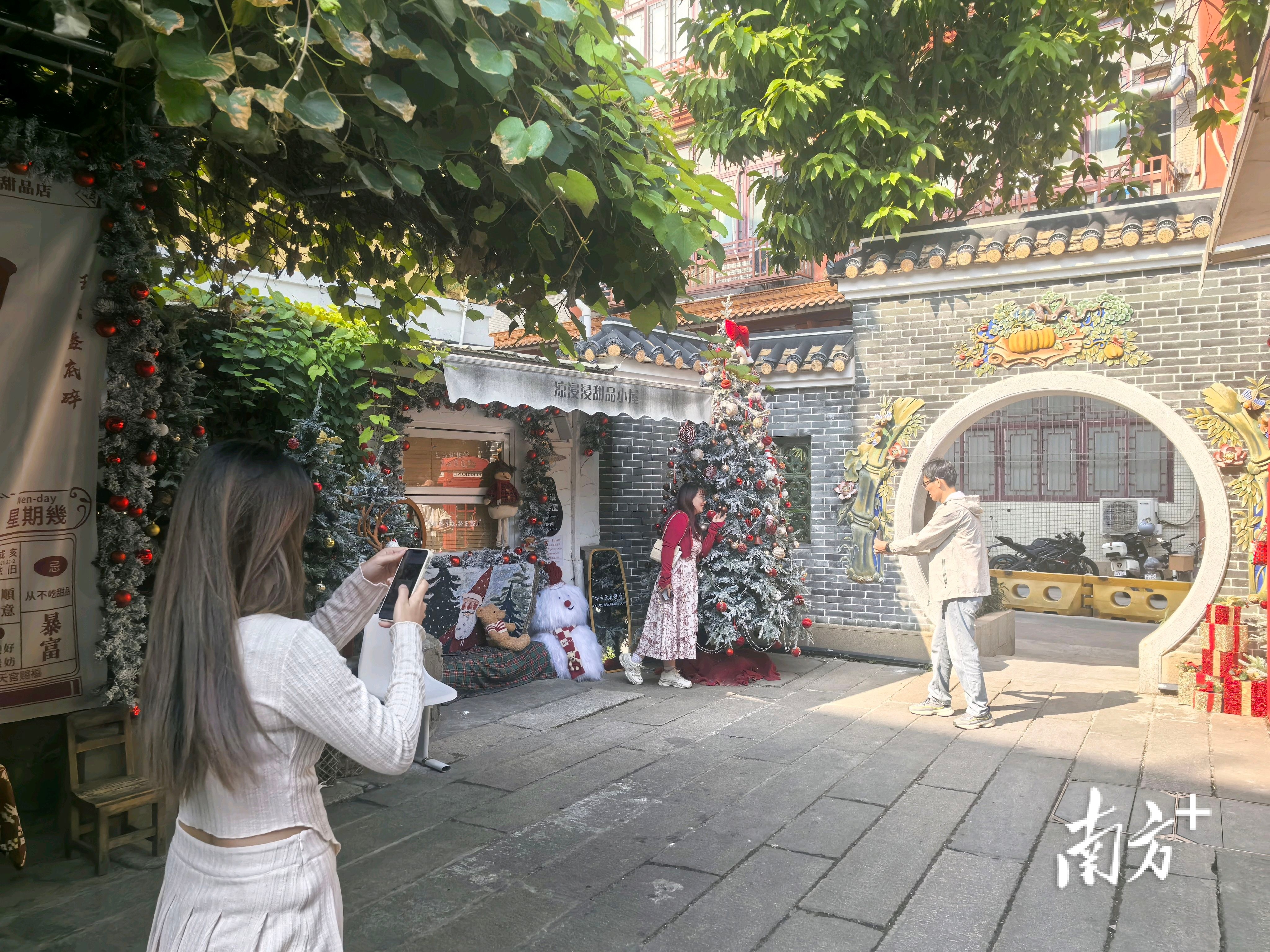 网红打卡点吸引市民游客前来。&nbsp; 阎锋 摄