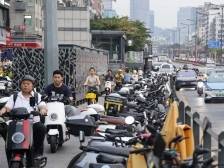 广州：让电动自行车“有路走、有地停、有电充”｜广州两会