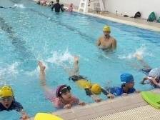 在罗湖体育课上，游泳池正逐渐成为孩子们的“新宠”