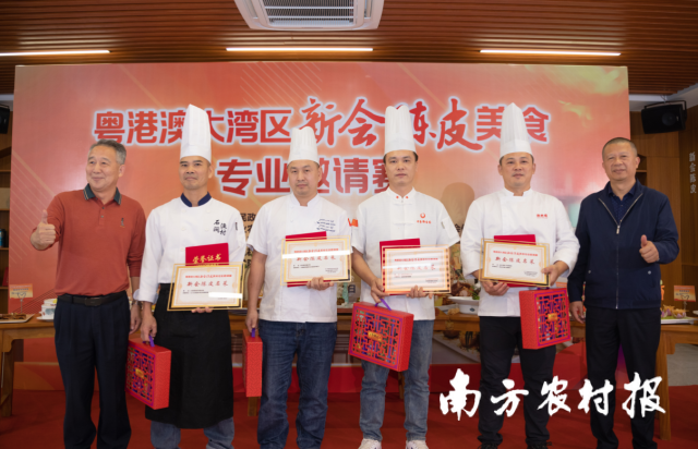 与会领导嘉宾为优胜者颁奖。