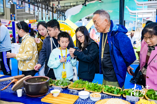 觀眾現(xiàn)場體驗陸河擂茶,。