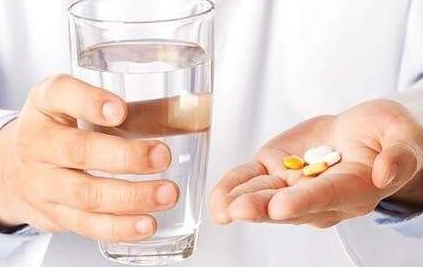 服药的正确姿势:胶囊低头 药片仰头