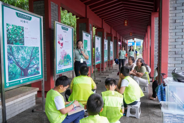 古树名木保护宣传活动进社区。 