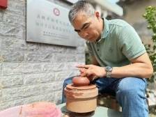 热爱可抵岁月长，潮州手拉朱泥壶大师为橄榄制“回甘”壶 | 潮企“橄”为人先④