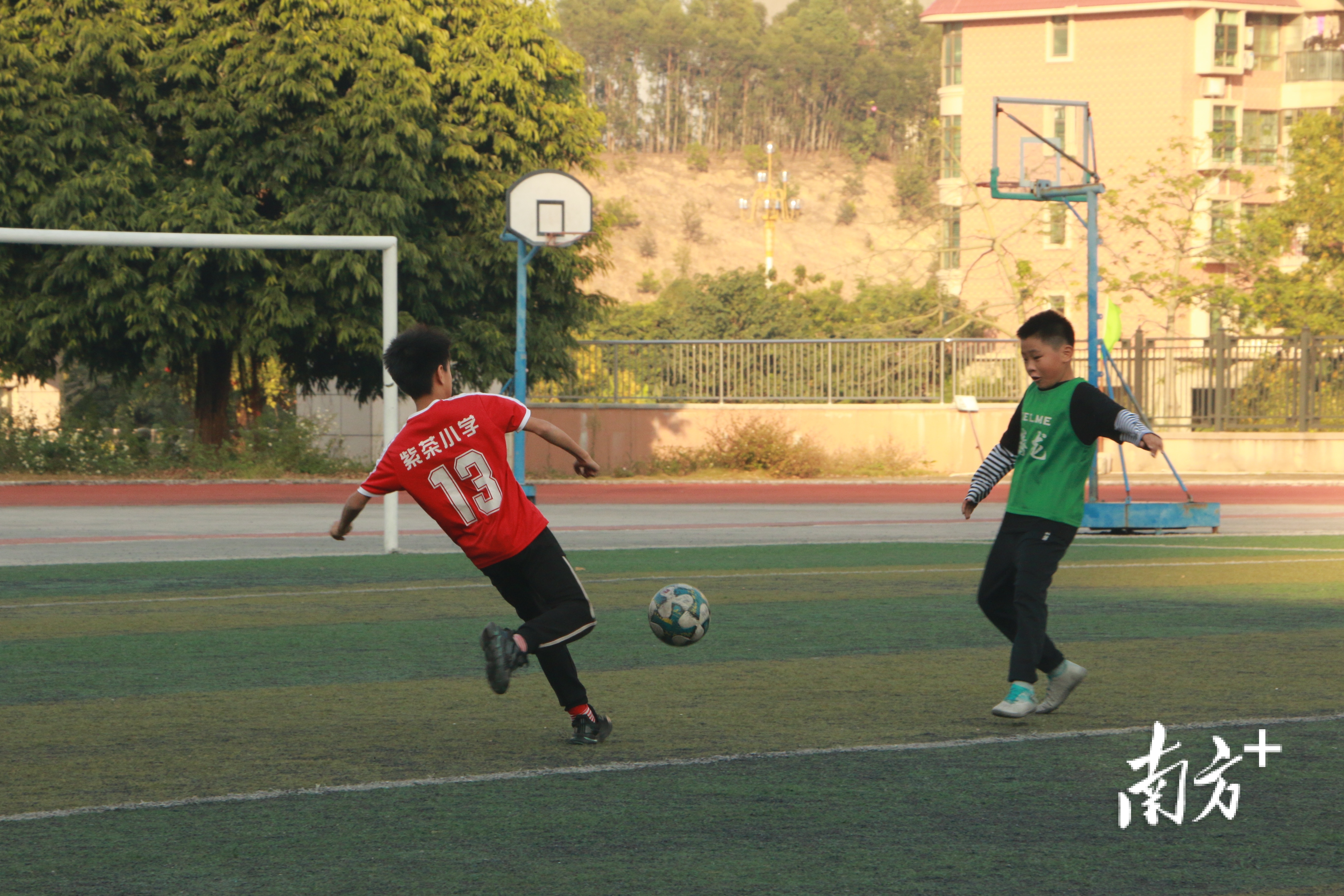 《方案》提出，自2025年春季开学起，江门全市义务教育阶段学校逐步推广实现“每天一节体育课”。  南方+ 黄烨倩 摄