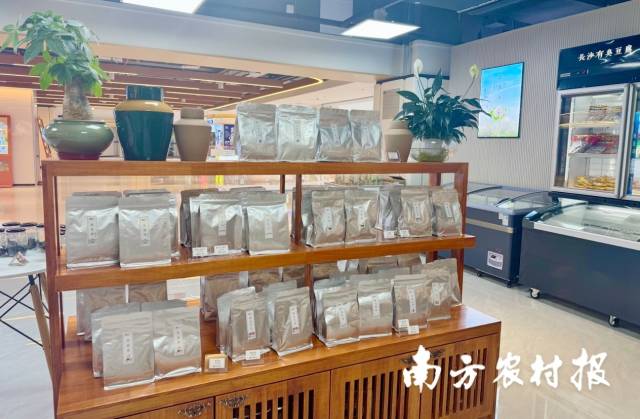 广东区域协作消费帮扶产品交易中心揭阳馆内的茶叶产品。