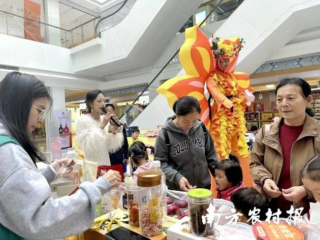 在美食物鉴区，各中间优异特色农副特产物琳琅满目，引患上市夷易近同伙前来立足咨询、品味。 