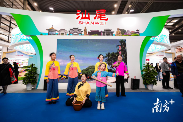 汕尾渔歌艺术风格鲜明，吸引了众多观众驻足欣赏。