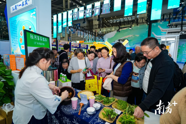 现场制作的陆河擂茶畅销食博会。
