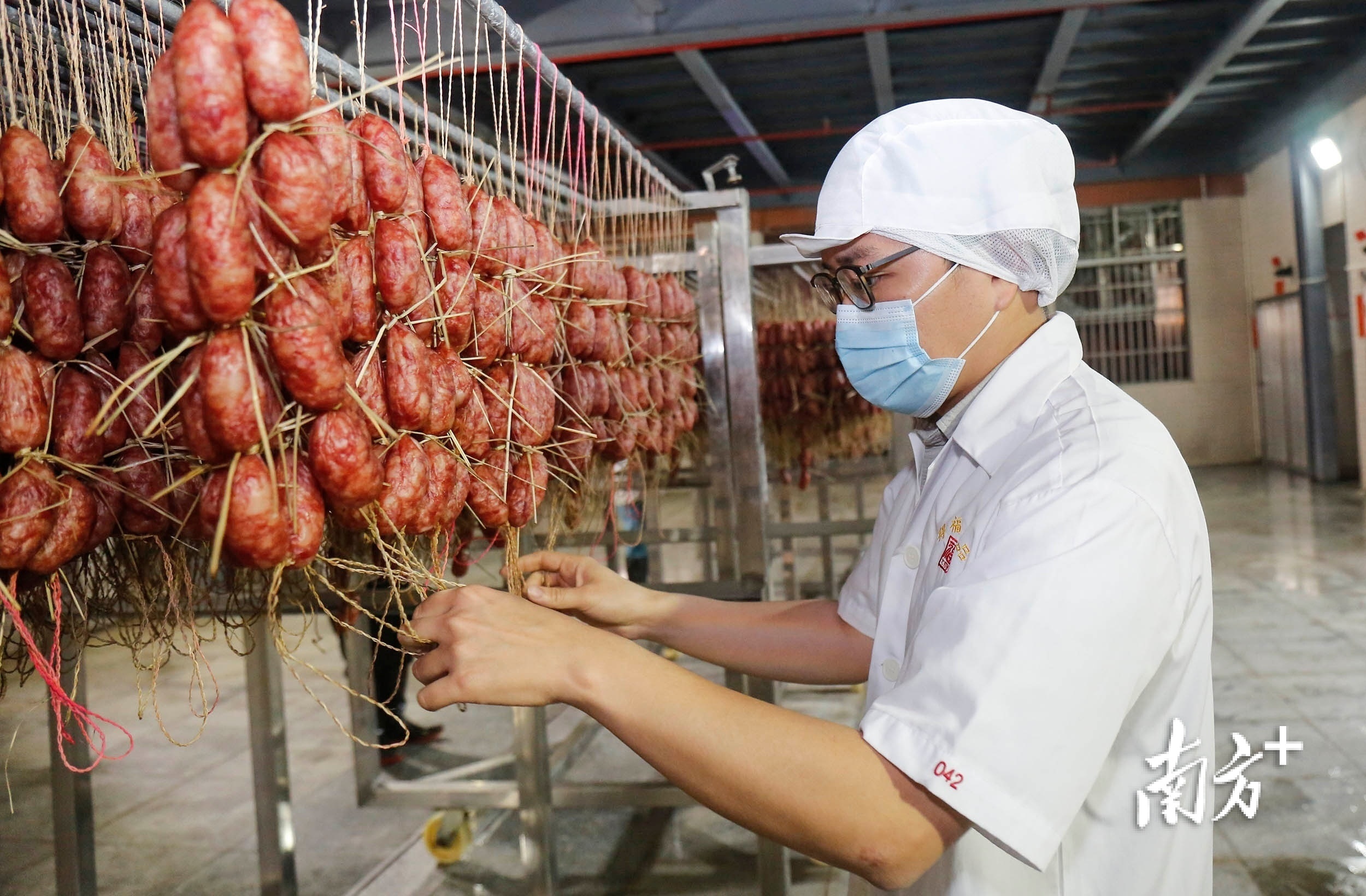 何权辉获评中山市“乡村工匠”经营管理广式腊味工程师。叶志文摄 南方+ 叶志文 摄