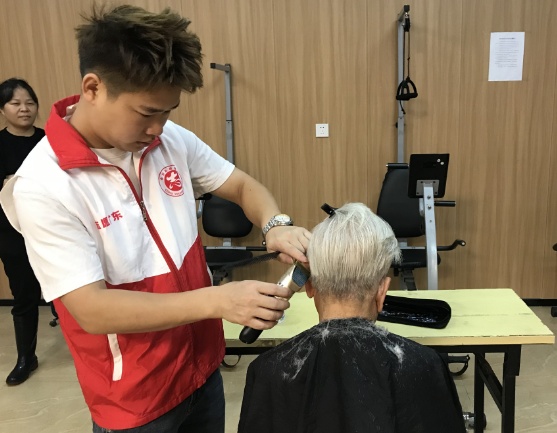 耆发剪,笑欢颜!松洲街槎龙社区爱心义剪志愿服务在行动_南方+_南方plus