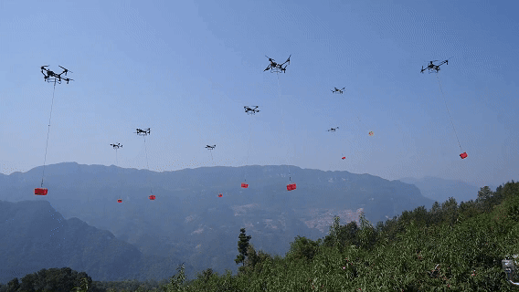 大疆T100农业无人机吊运方阵。