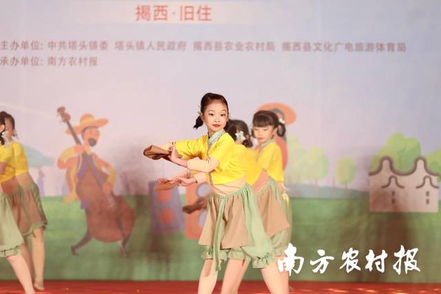 舞蹈《金色麦穗》。