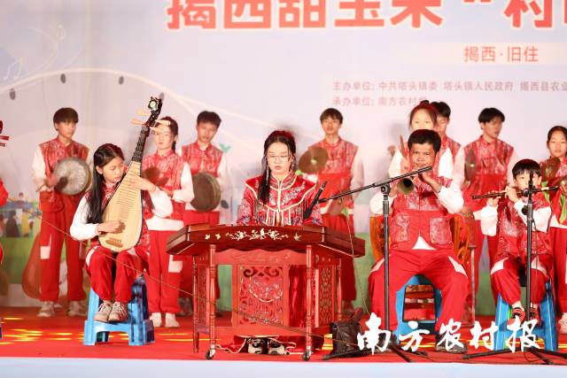 少年大锣鼓表演《龙凤呈祥》。