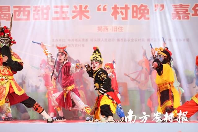 气势恢宏的英歌舞《中华战舞》震撼开场。