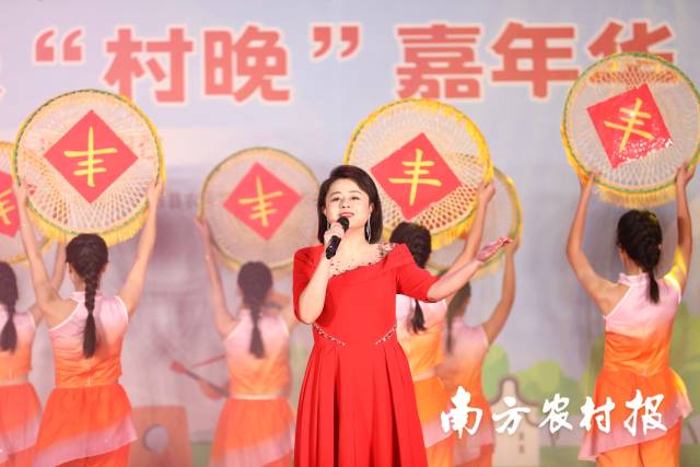 女声独唱《幸福住满咱的村》。