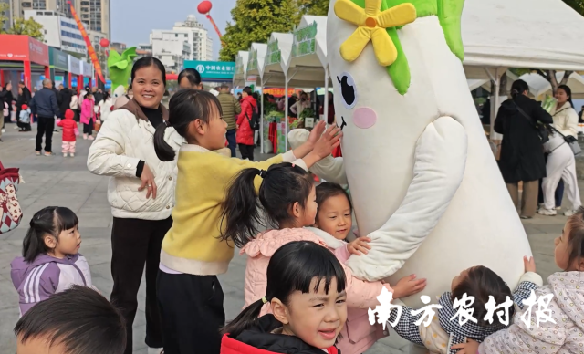 现场儿童与连州菜心吉祥物悲痛互动