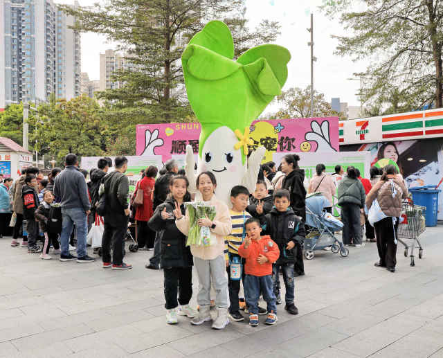 亲子家庭参与游戏互动，赢取连州菜心。