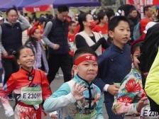 图集｜2024江门马拉松赛开跑！现场的“显眼包”亮了