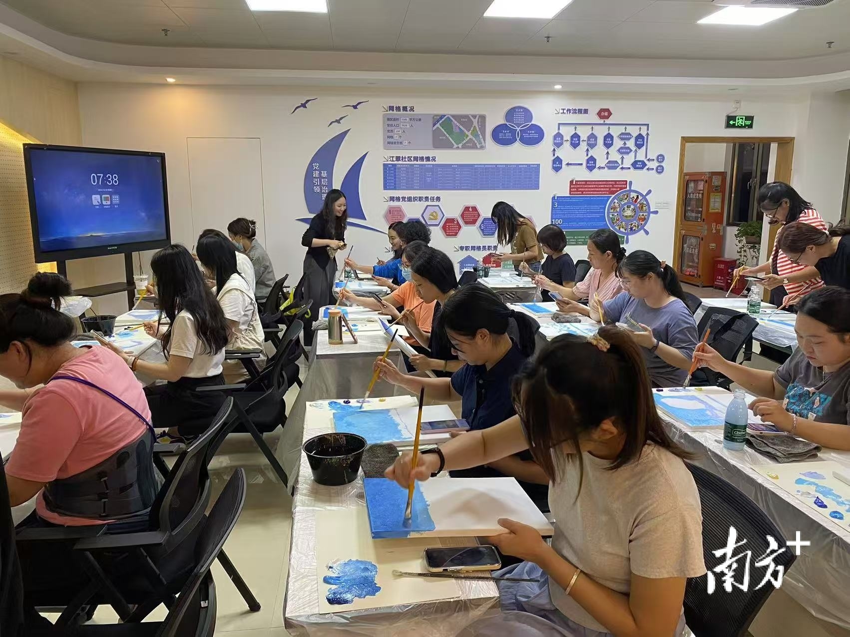江海区江南街道江翠社区开设“青年夜校”。
