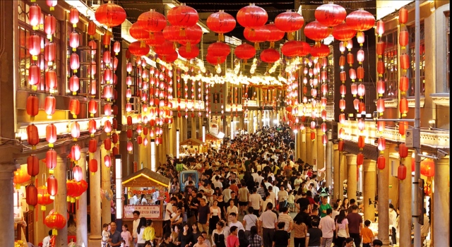 解放路商业步行街涌动的游客