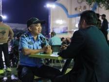 夜幕下，恩平的警察来到村民家门口……