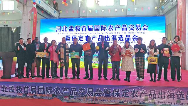 出海选品会上，韶关参展企业代表与外国采购商合影留念。