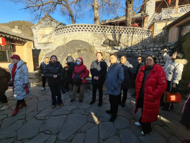 韶关考察团在骆驼湾村调研，该村是2012年12月30日习近平总书记视察阜平时走访慰问的第一个村。