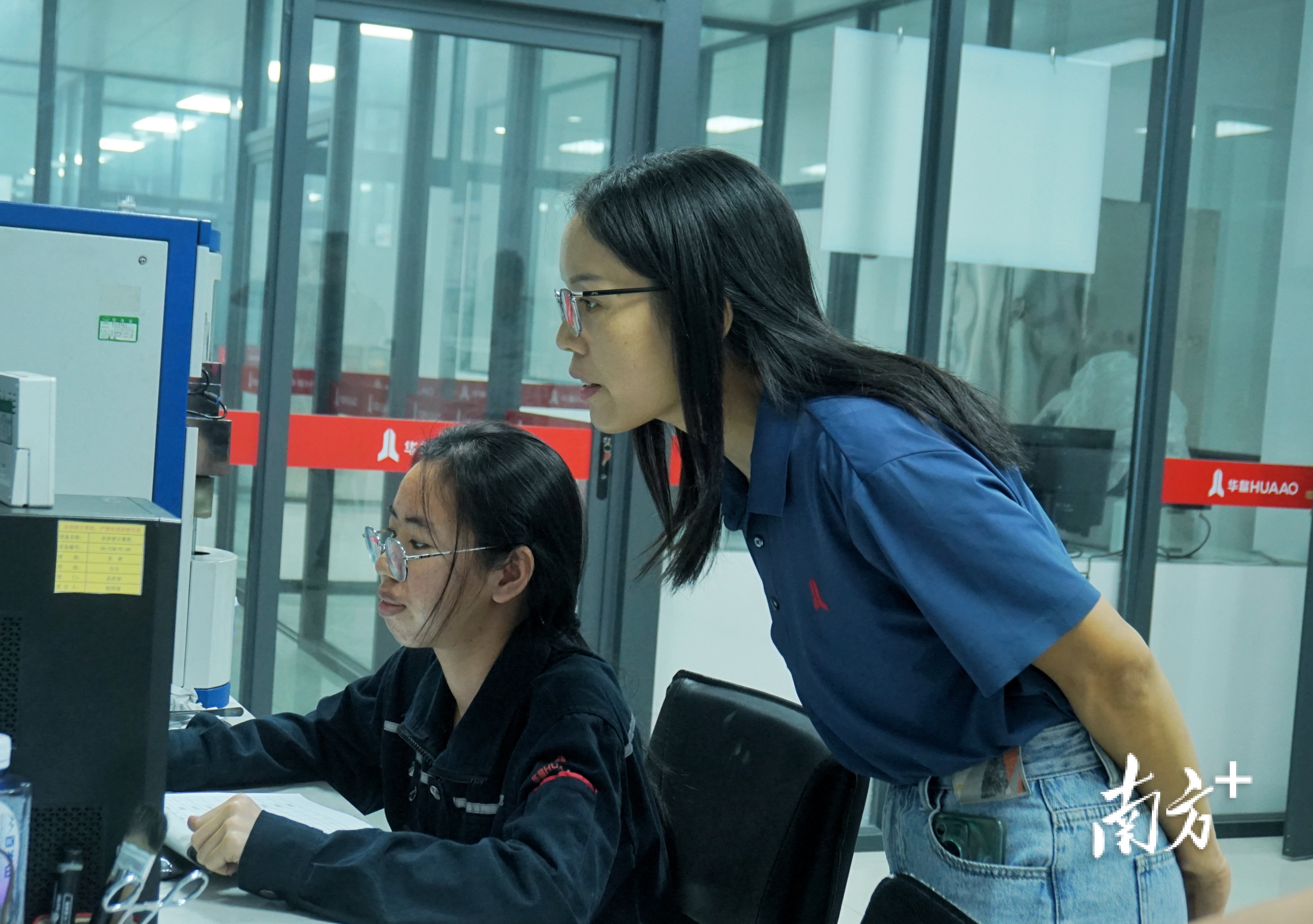 自“双百行动”开展以来,华南理工大学选派一批人才助力鹤山产业发展。图为华工博士胡玲带领研发人员开展先进金属材料研发实验。 南方+ 黄烨倩 拍摄 自“双百行动”开展以来,华南理工大学选派一批人才助力鹤山产业发展。图为华工博士胡玲带领研发人员开展先进金属材料研发实验。 南方+ 黄烨倩 拍摄