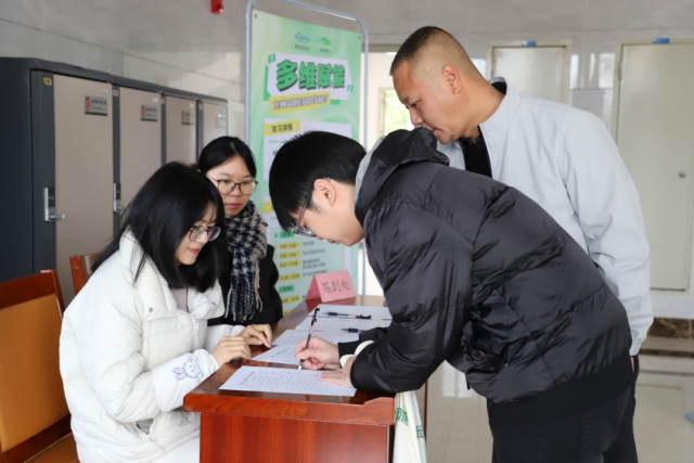 连州菜心品牌营销特训营学员们进行签到。