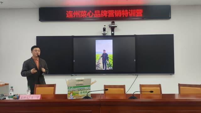 天下政务短视频培训特邀导师、广州腾途短视频独创人王宇的“我用手机拍村落子--短视频拍摄能耐分享”课程。