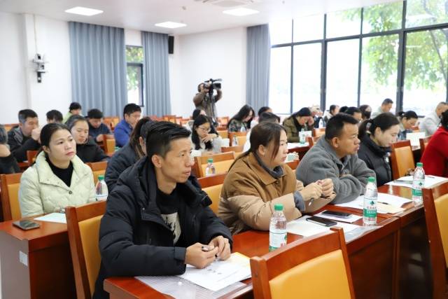 认真听课的学员们。