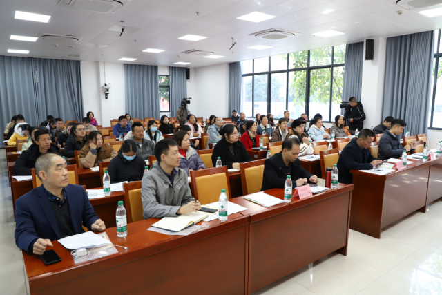 认真听课的学员们。