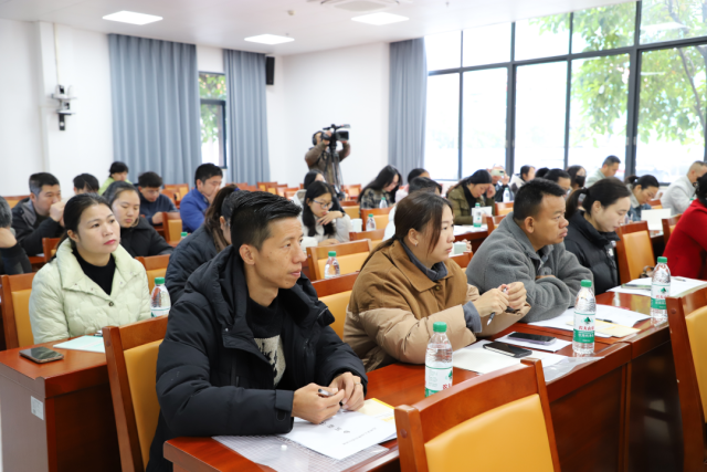 认真听课的学员们。