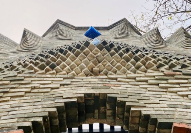 打破横平竖直的砌砖手法，关询维习惯在墙面上做出各种有设计感的艺术造型。